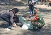Babinsa Pantau Gerakan Kebersihan Massal di Pantai Goa Cemara,