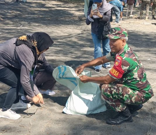 Babinsa Pantau Gerakan Kebersihan Massal di Pantai Goa Cemara,