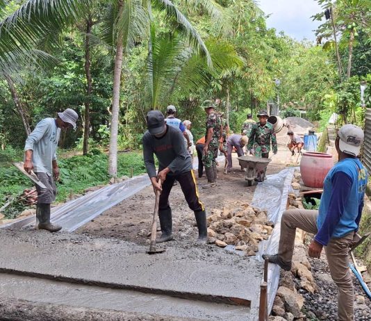 Satgas TMMD Bersama Masyarakat Kerjakan Rabat Beton Jalan