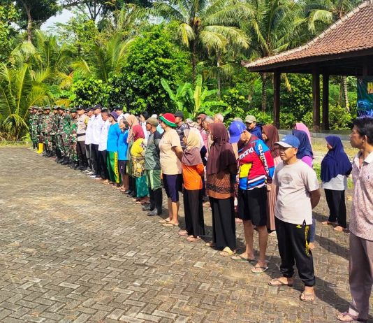 Kodim 0731/Kulon Progo Karya Bakti Pembersihan Lapangan Embung Krapyak Banjaroyo Kalibawang