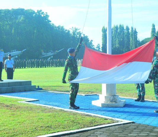Kadispers Lanud Adisutjipto Tekankan Disiplin dan Keamanan di Upacara Bendera Lapangan Jupiter
