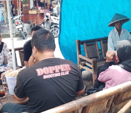 Babinsa Gunungketur Jalin Kedekatan dengan Warga Melalui Komsos di Angkringan Mbah Min
