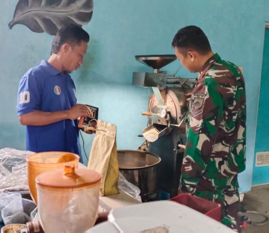 Menekuni UMKM Pengolahan Kopi,Kayun Ingin Berbagi Pengalaman dengan Satgas TMMD