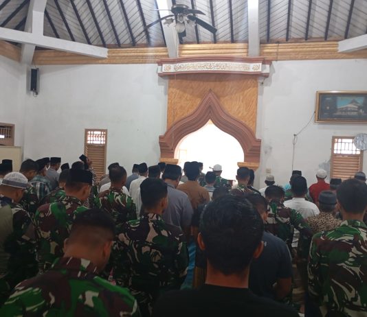 Bulan Ramadhan, Satgas TMMD Sholat Tarawih Berjamaah Bersama Warga