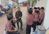 Antusias Anak Sekolah Melihat Banyak Tentara Di Desanya