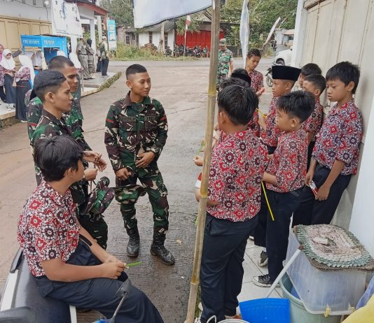 Antusias Anak Sekolah Melihat Banyak Tentara Di Desanya