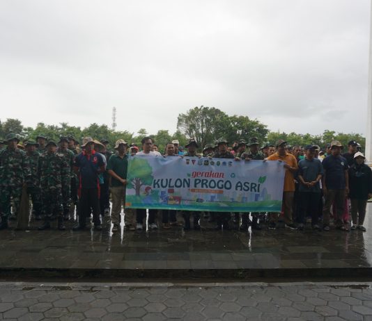 Kodim 0731/Kulon Progo Ikuti Pembersihan Alun Alun Wates