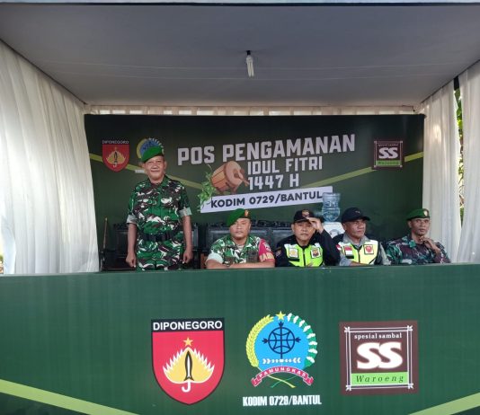 Babinsa Kasihan Kodim 0729/Bantul Laksanakan Pengamanan Arus Mudik di Perempatan Madukismo