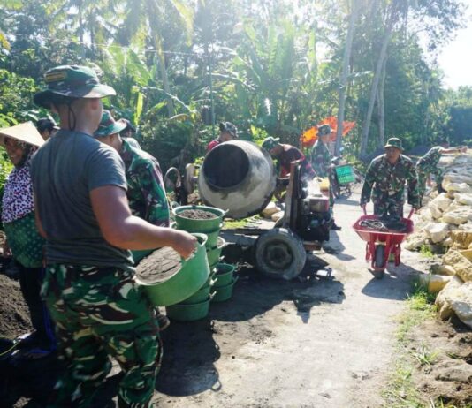Terlihat Semangat Warga dan Satgas TMMD Kodim Kulon Progo Panasnya Sinar Matahari Tak Pengaruhi Semangat Kerja