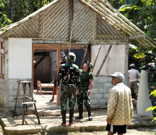 Satgas TMMD Regular Bersama Warga Penuh Semangat Bangun Rumah Ibu Lasinem
