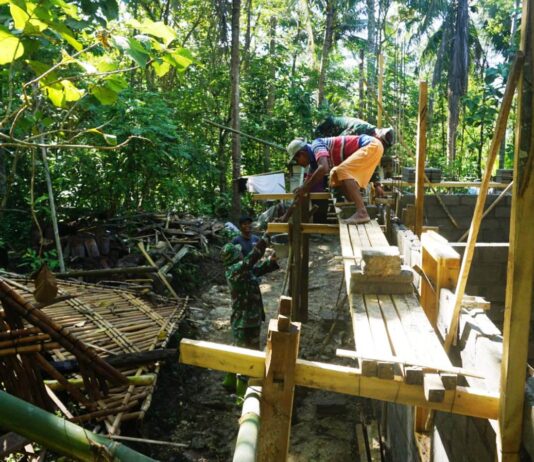 Satgas TMMD Reguler dan Warga Bangun Rumah Pak Poniran