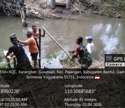 Babinsa Guwosari Laksanakan Pembangunan Jembatan Garuda di Dusun Santan