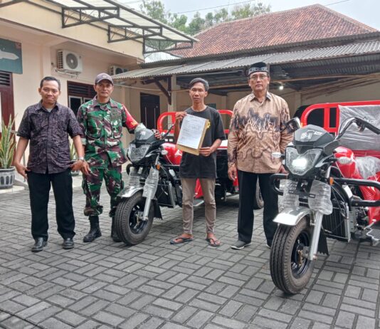 Babinsa Trimurti Dampingi Penerimaan Bantuan Motor Roda Tiga untuk Operasional KDKMP