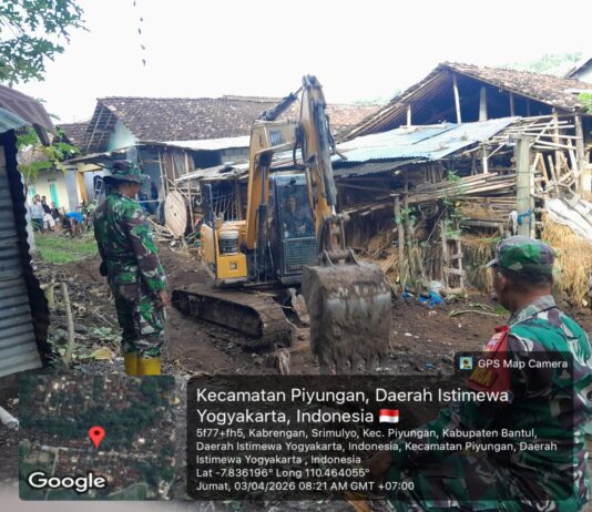 Babinsa Kodim 0729/Bantul Dampingi Pembangunan Jembatan Garuda di Srimulyo