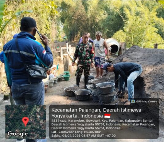 Babinsa Guwosari Laksanakan Pemasangan Pondasi Sisi Timur Jembatan Garuda