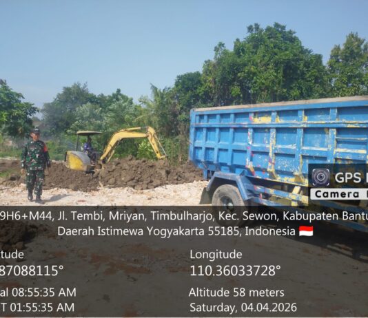Babinsa Dampingi Kegiatan Pengurukan Tanah di Lokasi KDKMP Timbulharjo