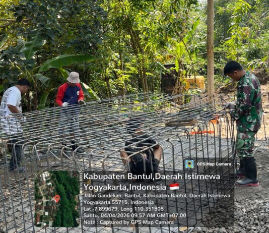 Babinsa Trirenggo Laksanakan Perakitan Besi Pondasi Jembatan Garuda