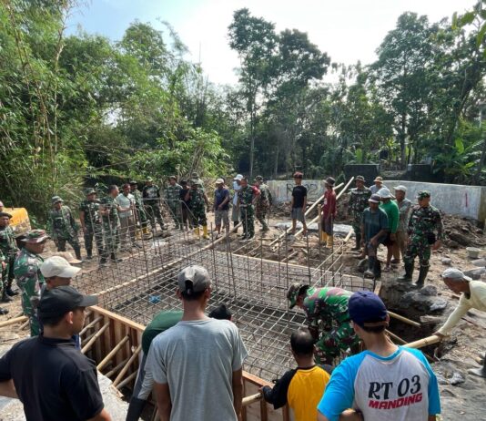 Gotong Royong Pengecoran Footplate Jembatan Garuda di Dusun Manding