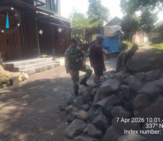 Distribusi Material Dukung Pembangunan Jembatan Garuda di Payak Wetan