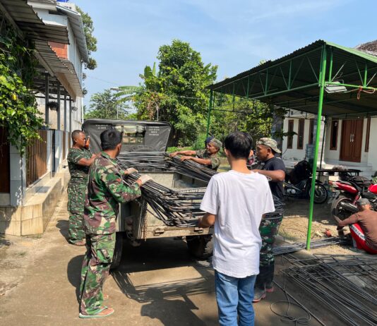 Perakitan Kolom Besi Jembatan Garuda di Manding Terus Berlanjut