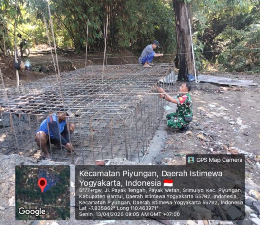 Babinsa Srimulyo Dampingi Pembangunan Jembatan Garuda di Payak Tengah