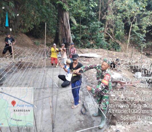 Babinsa Srimulyo Kawal Pengecoran Pondasi Jembatan Perintis Garuda di Payak Wetan