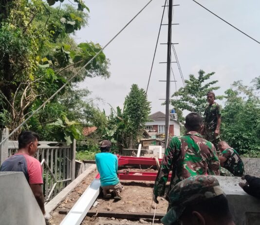 Pekerjaan Pemasangan Tiang Jembatan di Dusun Manding Berjalan Lancar