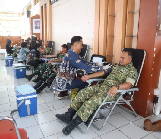 Anggota Kodim 0729/Bantul dan Polri Partisipasi Donor Darah Bersama Forum Serikat Pekerja Kabupaten Bantul