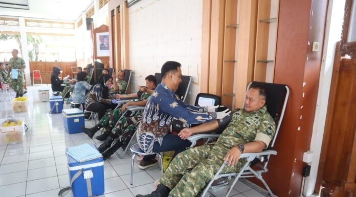 Anggota Kodim 0729/Bantul dan Polri Partisipasi Donor Darah Bersama Forum Serikat Pekerja Kabupaten Bantul
