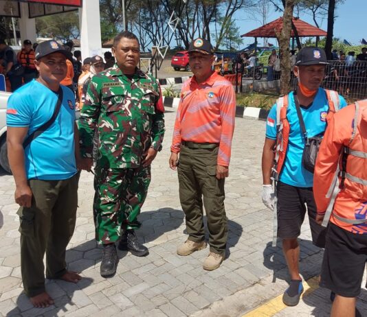 Babinsa Poncosari Bantu Evakuasi Korban Laka Laut