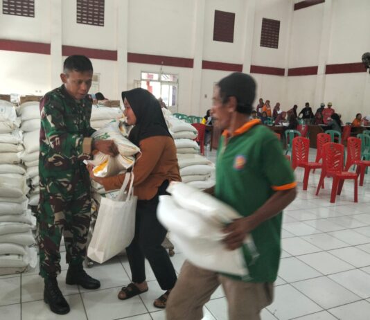 Babinsa Potorono Dampingi Penyaluran Bantuan Sosial