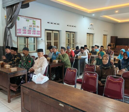 Babinsa Triharjo Hadiri Pengajian Rutin Minggu di Aula Kalurahan