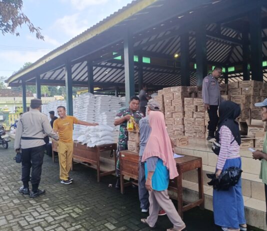 Babinsa Poncosari Dampingi Penyaluran Bantuan Pangan CPP