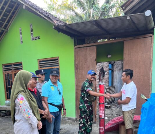 Babinsa Koramil 15/Pandak Bantu Penyaluran Bantuan Korban Kebakaran