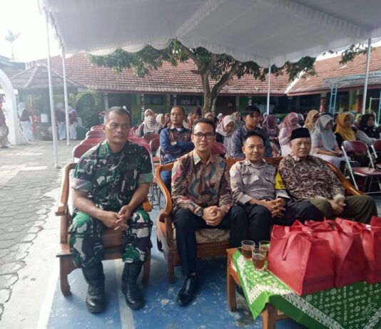 Babinsa Pleret Hadiri Penyerahan Kembali Siswa SD Keputren Tahun Ajaran 2025/2026