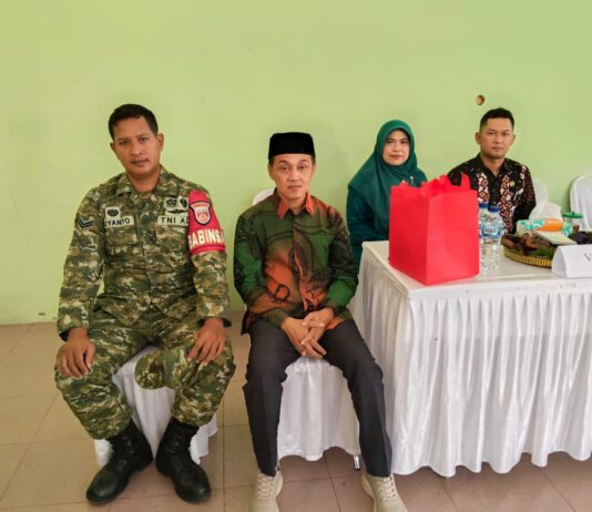 BABINSA ARGODADI DUKUNG GENERASI BERPRESTASI DALAM ACARA KELULUSAN SDN 1 SUNGAPAN