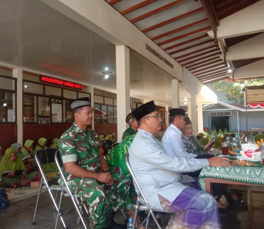Perkuat Ukhuwah, Babinsa Trimulyo Dampingi Pengajian Ahad Kliwon Muslimat NU