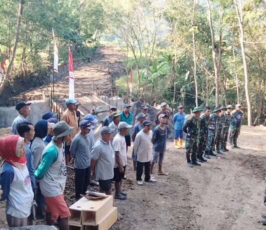 Gotong Royong Bangun Jembatan Garuda, Akses Warga Saradan Kian Lancar