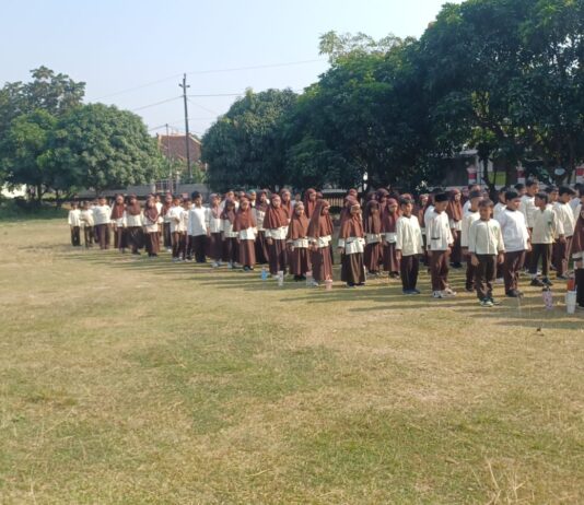 Babinsa Koramil 13/Kretek Tanamkan Disiplin Sejak Dini Lewat Pelatihan PBB di SDU Muhammadiyah