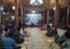 Babinsa Gilangharjo Pererat Silaturahmi Melalui Komsos di Acara Walimatul Haji