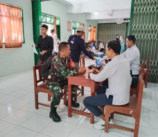Aksi Kemanusiaan di Ponpes Al Imdad, Babinsa Guwosari Dukung Sukses Donor Darah Haul KH Humam Bajuri