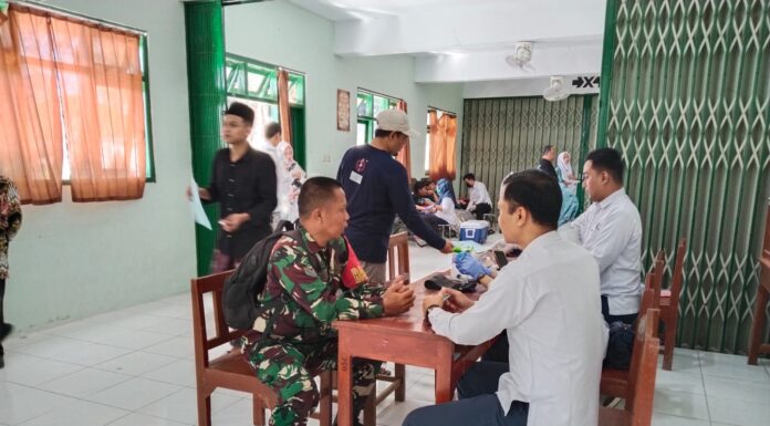 Aksi Kemanusiaan di Ponpes Al Imdad, Babinsa Guwosari Dukung Sukses Donor Darah Haul KH Humam Bajuri