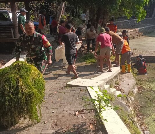 Babinsa Sendangsari Gotong Royong Bersihkan Sendang Embel, Wujud Kepedulian terhadap Lingkungan