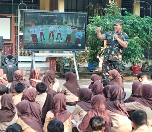 Babinsa Triharjo Tanamkan Disiplin dan Wawasan Kebangsaan kepada Siswa SD