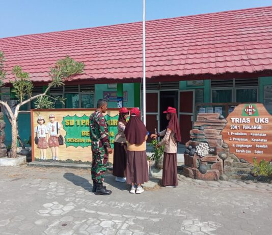 Tanamkan Disiplin Sejak Dini, Babinsa Pundong Latih PBB dan Karakter Siswa SD