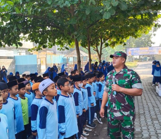 Babinsa Wirokerten Tanamkan Semangat Bela Negara kepada Siswa SD Telaga Ilmu