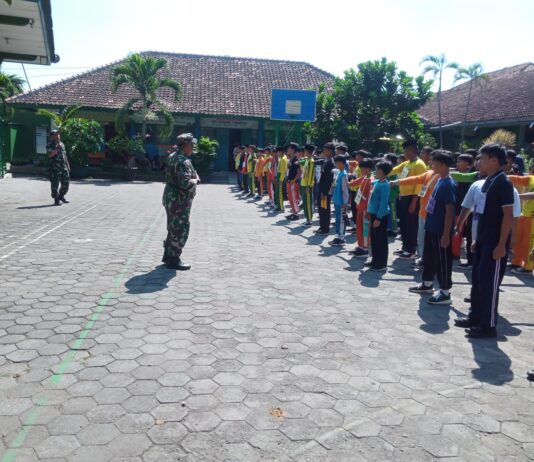 Babinsa Bangunharjo Tanamkan Disiplin dan Jiwa Kebangsaan di MTsN 1 Bantul