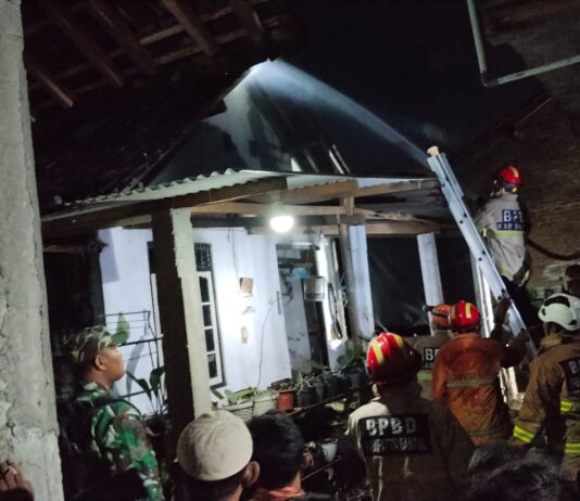 Danramil Sewon Bersama Kapolsek Salurkan Bantuan untuk Korban Kebakaran di Panggungharjo