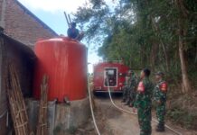 Babinsa Selopamioro Dampingi Distribusi Air Bersih, Bantu Warga Hadapi Musim Kemarau